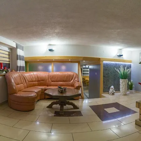 U Hanki Jacuzzi & Sauna Отель типа 